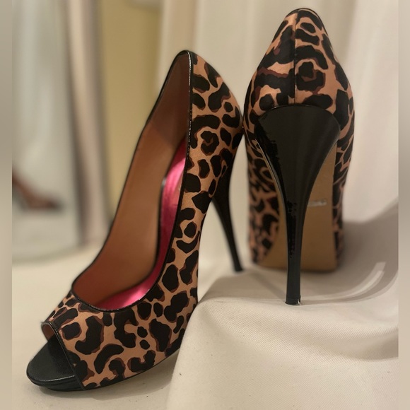 Size 9 satin and patent Betsey Johnson heels - Picture 3 of 5